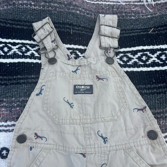 OSH KOSH BGOSH KHAKI EMBROIDERED LIZARD OVERALLS SIZE 2T ADORABLE - Picture 3 of 8